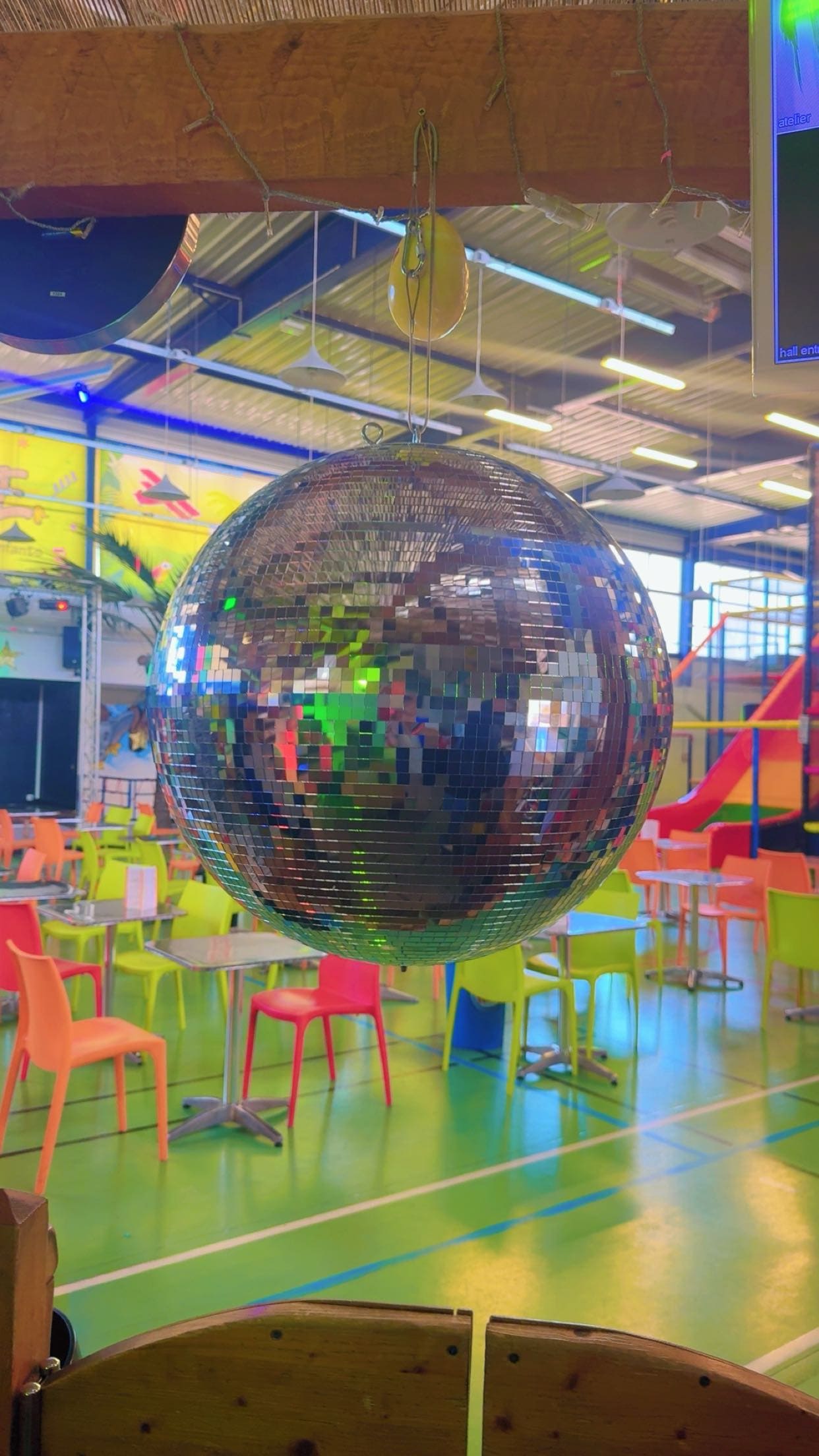 Boule à facettes avec projecteur de lumière